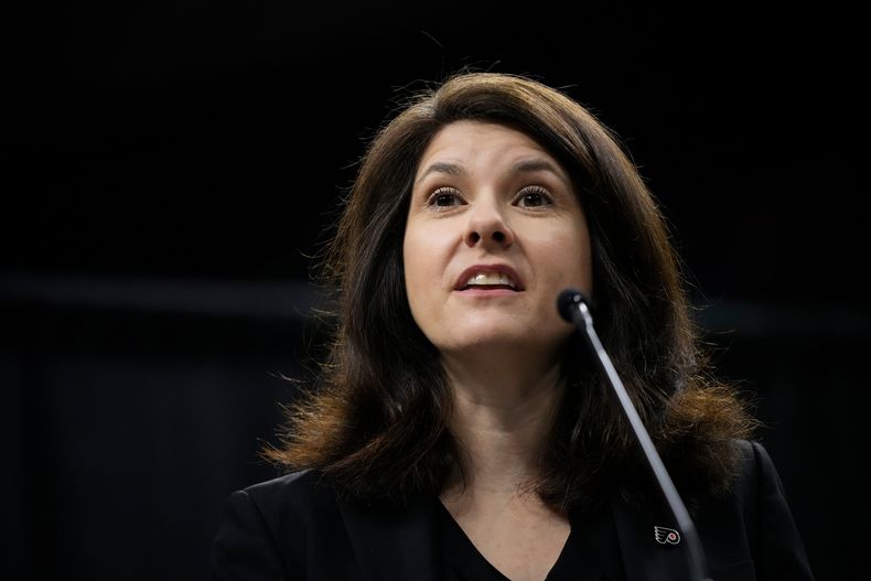 ARCHIVO - Valerie Camillo, presidenta y CEO de Spectator Sports and Entertainment, durante una rueda de prensa, el 12 de mayo de 2023, en Filadelfia. (AP Foto/Matt Slocum)