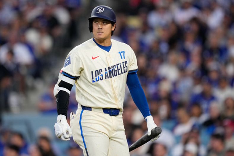 Shohei Ohtani, de los Dodgers de Los Ángeles, camina de regreso al dugout después de un ponche durante la segunda entrada del juego de béisbol de Grandes Ligas contra los Filis de Filadelfia, el sábado 30 de mayo de 2026, en Los Ángeles. (AP Foto/Mark J. Terrill)