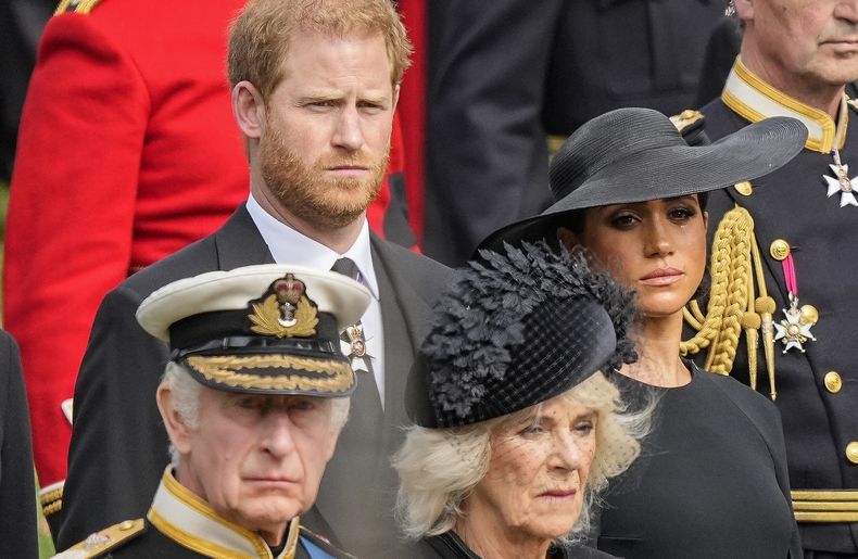 El rey de Gran Bretaña Carlos III, Camilla, la reina consorte, el príncipe Harry y Meghan, duques de Sussex, observan cómo colocan el ataúd de la reina Isabel II en una carroza fúnebre después de funeral estatal en Westminster Abbey en Londres, el lunes 19 de septiembre de 2022. (AP Foto/Martin Meissner, Pool, Archivo)