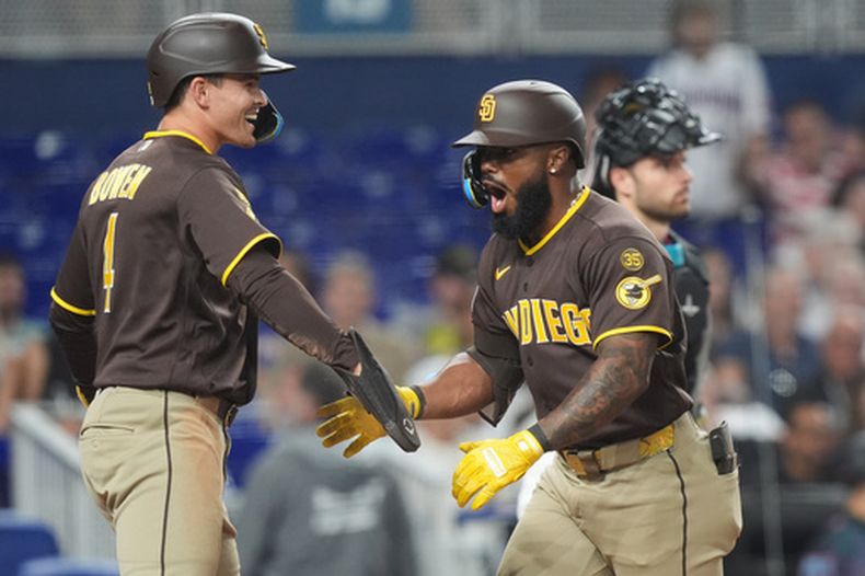 Luis Rengifo, de los Padres de San Diego, celebrate so jonrón de dos carreras con Jase Bowen (4) durante la octava entrada del juego de béisbol de Grandes Ligas contra los Marlins de miami, el viernes 24 de julio de 2026, en Miami. (AP Foto/Marta Lavandier)
