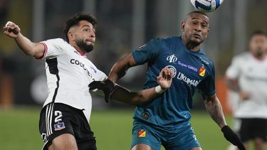 Jeyson Rojas de Colo-Colo y Angelo Rodriguez del Deportivo Pereira de Colombia pelean por el balón en el Grupo F de la Copa Libertadores battle for the ball during a Copa Libertadores el jueves 29 de junio del 2023. (AP Foto/Esteban Felix)