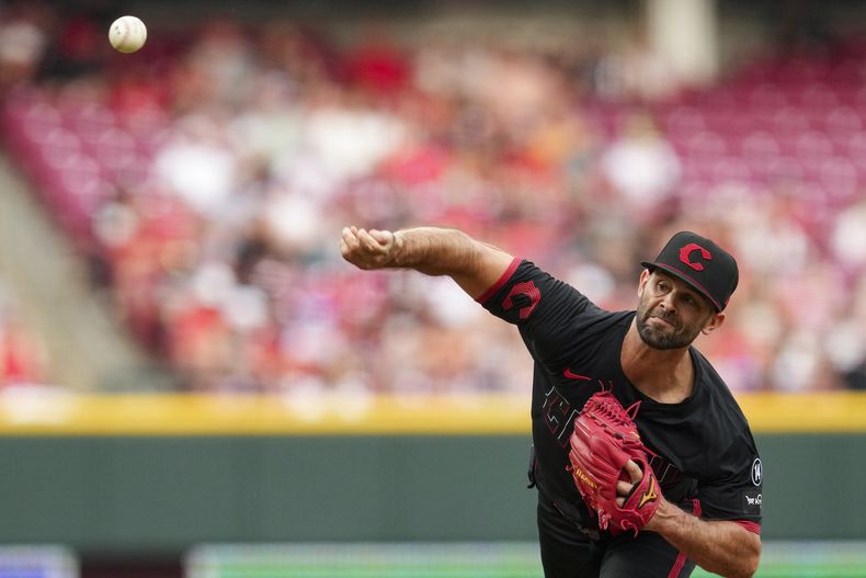 Nick Martínez, de los Rojos de Cincinnati, hace un pitcheo en el juego del viernes 27 de juniio de 2025, ante los Padres de San Diego (AP Foto/Jeff Dean)