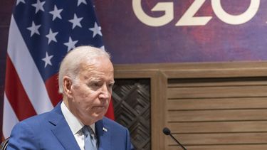 ARCHIVO - El presidente estadounidense Joe Biden habla en una reunión con su colega indonesio Joko Widodo al margen de la cumbre del G20, 14 de noviembre de 2022 en Bali. La Casa Blanca anunció el martes 22 de agosto de 2023 que Biden asistirá en setiembre a la cumbre del G20 en Nueva Delhi y la vicepresidenta Kamala Harris irá a la cumbre de ASEAN en Yakarta. (AP Foto/Alex Brandon, File)