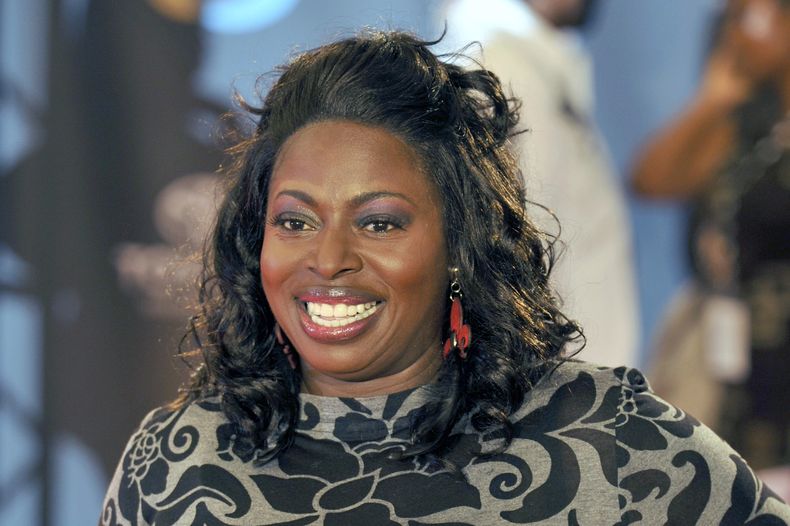 ARCHIVO - Angie Stone posa en la alfombra roja durante los Premios Soul Train 2009 en el Georgia World Congress Center, el martes 3 de noviembre de 2009, en Atlanta. (AP Foto/Gregory Smith, archivo)