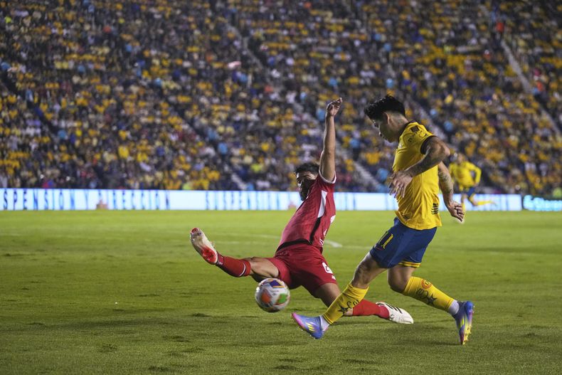 Bruno Mendez, de Toluca a la izquierda, se barre ante el chileno del América, Víctor Dávila en el partido de ida por la final del torneo Clausura en Ciudad de México, el jueves 22 de mayo de 2025. (AP Foto/Fernando Llano)