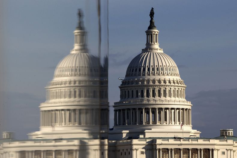 Esta fotograf&iacute;a de archivo del 8 de enero de 2013 muestra el Capitolio reflejado en un ventanal, en la Avenida Pennsylvania en Washington. En busca de motivar a sus electores m&aacute;s leales en plena campa&ntilde;a electoral, los dem&oacute;crata