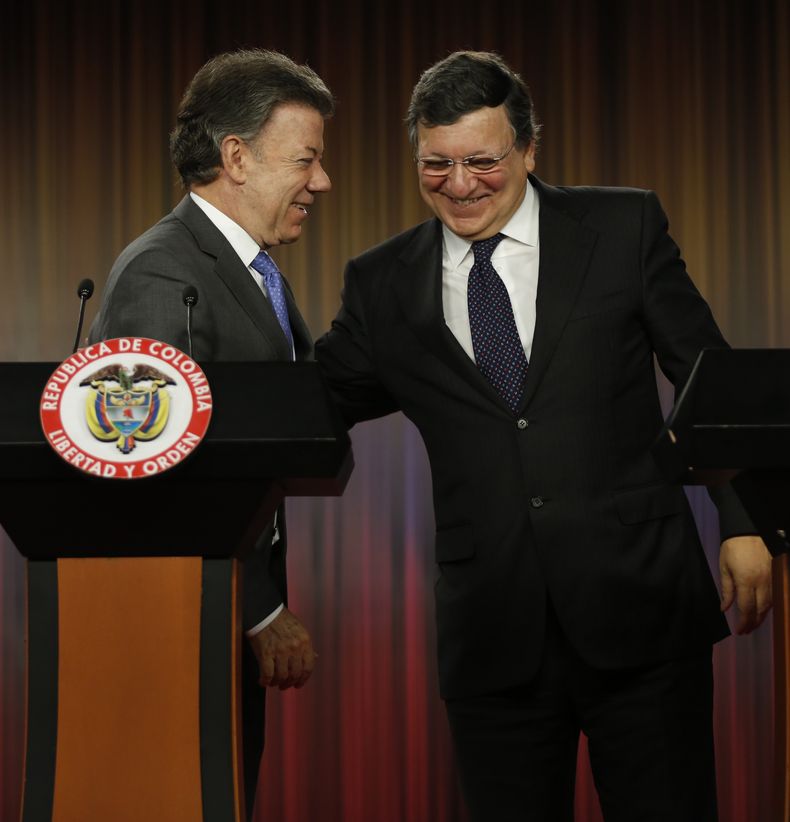 El presidente colombiano Juan Manuel Santos, izquierda, y Jos&eacute; Manuel Durao Barroso, presidente de la Comisi&oacute;n Europea, sonr&iacute;en tras sostener una conferencia de prensa conjunta en el Palacio Presidencial en Bogot&aacute;, Colombia, el