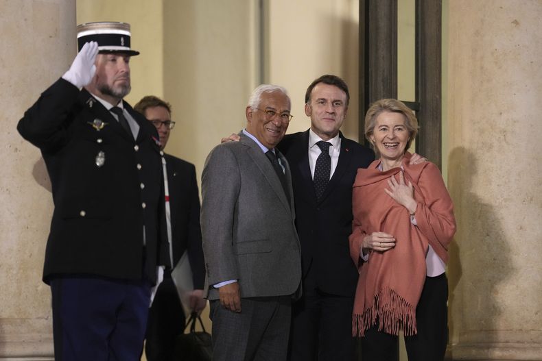 El presidente francés Emmanuel Macron, al centro, habla con el presidente del Consejo Europeo, Antonio Costa, a la izquierda, y la presidenta de la Comisión Europea, Ursula von der Leyen, a su salida del Palacio del Elíseo, después de una reunión informal de líderes de algunos países clave de la Unión Europea y el Reino Unido, el lunes 17 de febrero de 2025, en París. (AP Foto/Aurelien Morissard)