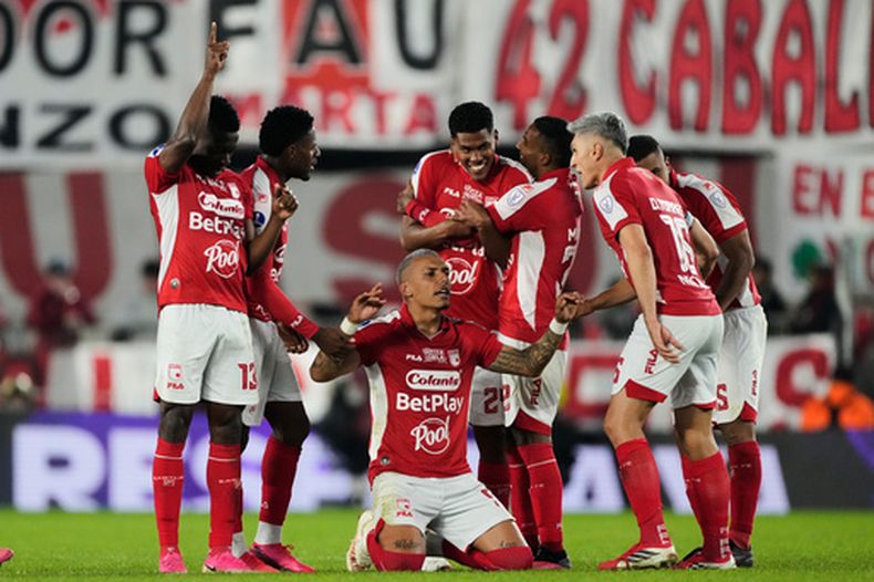 Los jugadores de Independiente Santa Fe celebran tras vencer a River Plate por penales en la Copa Sudamericana, el miércoles 26 de agosto de 2026 (AP Foto/Gustavo Garello)