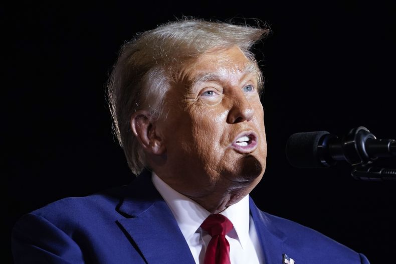 El expresidente Donald Trump habla en un acto de campaña en Hialeah, Florida, EEUU, 8 de noviembre de 2023. (AP Foto/Lynne Sladky)