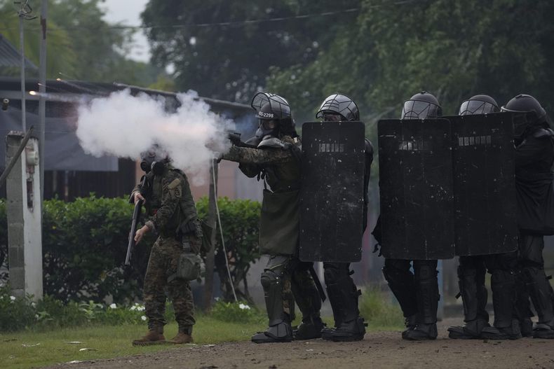 La policía dispara gases lacrimógenos contra manifestantes antigubernamentales que bloquean la Carretera Panamericana en la comunidad indígena Embera de Arimae, Panamá, el jueves 5 de junio de 2025. (AP Foto/Matias Delacroix)