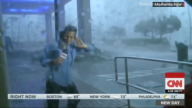 la fuerza del huracan maria arrastro a una periodista cuando transmitia en vivo