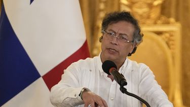ARCHIVO - El presidente de Colombia, Gustavo Petro, habla tras reunirse con el presidente panameño en el palacio presidencial de la Ciudad de Panamá, el viernes 28 de marzo de 2025. (AP Foto/Matías Delacroix, Archivo)