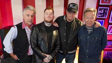 Glen Matlock, de izquierda a derecha, Frank Carter, Steve Jones y Paul Cook de los Sex Pistols, posan para fotografías en Londres, el viernes 21 de marzo de 2025. (Foto Alberto Pezzali/Invision/AP)