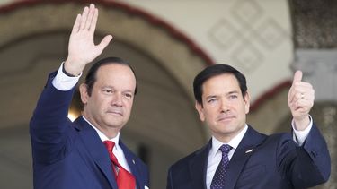 El secretario de Estado estadounidense Marco Rubio, derecha, saluda tras ser recibido por el canciller panameño Javier Martínez-Acha, izquierda, a su llegada el domingo 2 de febrero de 2025 al palacio presidencial, en Ciudad de Panamá. (AP Foto/Mark Schiefelbein, foto compartida)