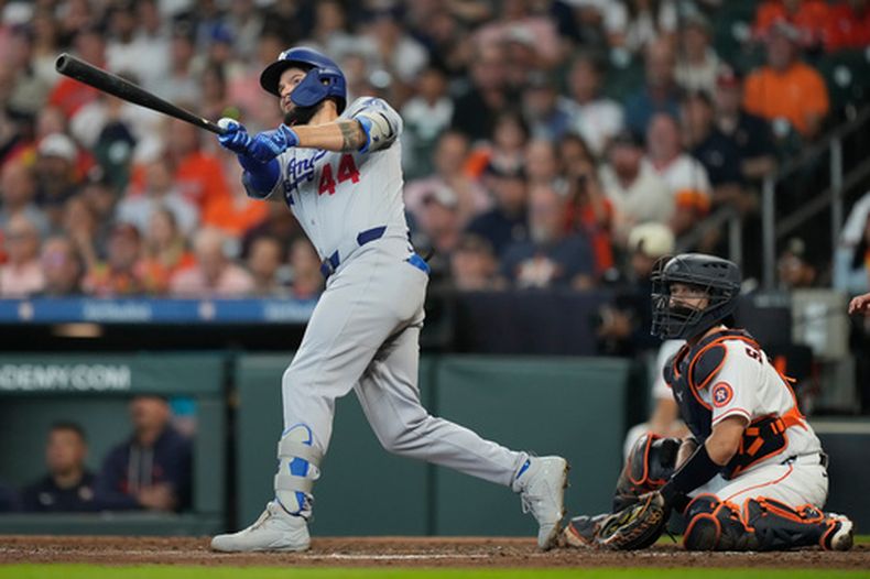 Andy Pagés (44), de los Dodgers de Los Ángeles, batea un cuadrangular durante la tercera entrada del juego de béisbol de Grandes Ligas frente a los Astros de Houston, el miércoles 6 de mayo de 2026, en Houston. (AP Foto/Ashley Landis)