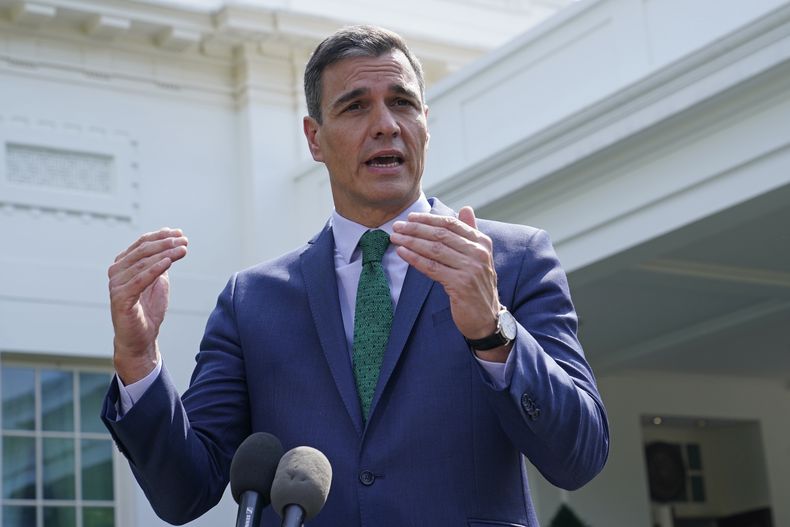 El presidente del gobierno español Pedro Sánchez hace declaraciones a la prensa afuera del Ala Oeste de la Casa Blanca, en Washington, el viernes 12 de mayo de 2023, después de su reunión con el mandatario Joe Biden. (AP Foto/Susan Walsh)