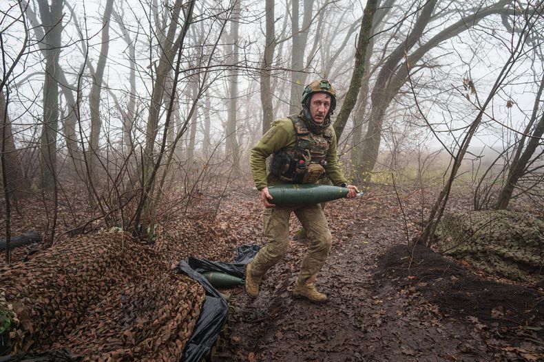 Un soldado ucraniano en el frente, en la guerra contra Rusia, el 28 de noviembre del 2025. (AP foto/Evgeniy Maloletka)