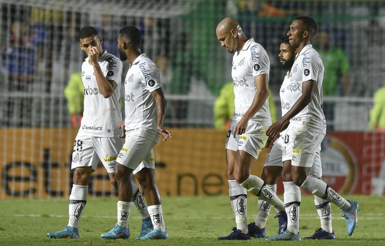 ARCHIVO - Foto del 5 de abril del 2022, jugadores del Santos de Brasil abandonan el campo durante el encuentro de la Copa Sudamericana ante el Benfield de Argentina. El miércoles 6 de diciembre del 2023, Santos desciende a la segunda división por primera vez en su historia. (AP Foto/Gustavo Garello, Archivo)