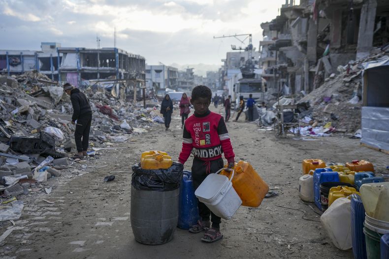 Un niño palestino camina por una calle de Jabaliya, destruida por bombardeos israelíes, en la Franja de Gaza, el 5 de febrero de 2025. (AP Foto/Abdel Kareem Hana)