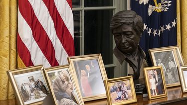 Busto de César Chávez en despacho de Biden sorprende al hijo