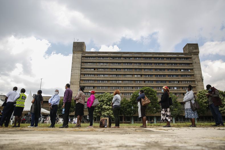 ARCHIVO - Keniatas hacen fila para recibir una vacuna contra el COVID-19 en el hospital Kenyatta de Nairobi, Kenia, el martes 6 de abril de 2021. Una huelga de médicos afectó a los servicios de urgencias en hospitales de Kenia el jueves 21 de marzo de 2024, dentro de una creciente disputa laboral. (AP Foto/Brian Inganga, Archivo)