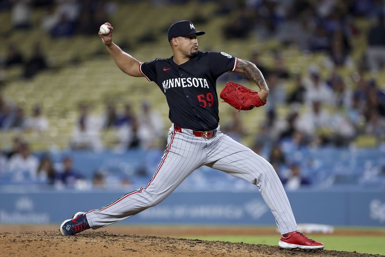 El relevista de los Mellizos de Minnesota, Jhoan Duran, lanza un lanzamiento durante la novena entrada de un partido de béisbol contra los Dodgers de Los Ángeles el martes 22 de julio de 2025, en Los Ángeles. (AP Photo/Eric Thayer)