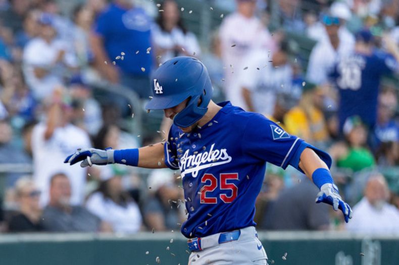 Tommy Edman, de los Dodgers de Los Ángeles, celebra tras conectar un jonrón de tres carreras durante la tercera entrada de un partido de béisbol contra los Atléticos, el martes 30 de junio de 2026, en West Sacramento, California. (Foto AP/Sara Nevis)