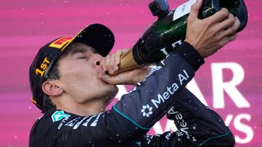 El piloto de Mercedes, George Russell, de Gran Bretaña, celebra tras ganar el Gran Premio de Azerbaiyán de Fórmula 1 en Bakú, Azerbaiyán, el 26 de septiembre de 2026. (Foto AP/Pavel Bednyakov)