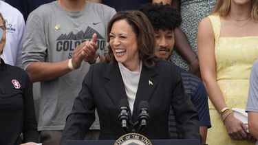 La vicepresidenta Kamala Harris habla desde los jardines de la Casa Blanca, en Washington, el lunes 22 de julio de 2024, durante un evento con deportistas universitarios. (AP Foto/Alex Brandon)