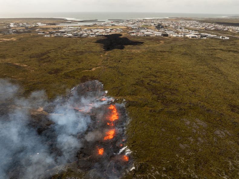 Una vista aérea de la erupción volcánica cerca de la localidad de Grindavík, Islandia, el martes 1 de abril de 2025. (AP Foto/Marco di Marco)