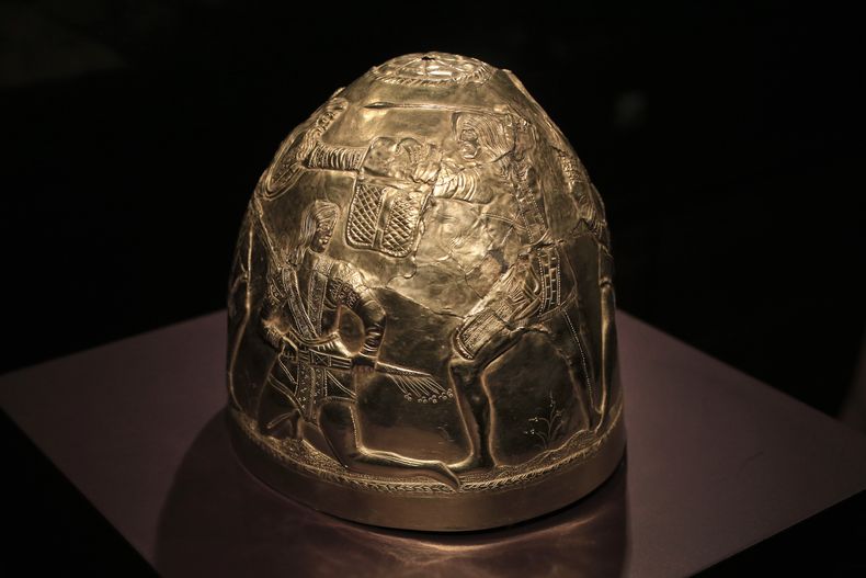 ARCHIVO - Un casco de oro escita del siglo IV a.C. en la exhibición Crimea - Oro y secretos del Mar Negro en el museo histórico Allard Pierson de Ámsterdam, 4 de abril de 2014. La Corte Suprema holandesa ordenó el viernes 9 de junio de 2023 la devolución de un tesoro de artefactos históricos, guardados durante años en un museo holandés, a Ucrania. La corte ratificó el fallo de un tribunal inferior de que los 300 artefactos son parte del patrimonio cultural de Ucrania. (AP Foto/Peter Dejong, File)