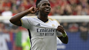 Vinicius Junior celebra tras anotar el cuarto gol del Real Madrid ante Osasuna en el partido de la Liga española, el sábado 16 de marzo de 2024, en Pamplona. (AP Foto/Álvaro Barrientos)
