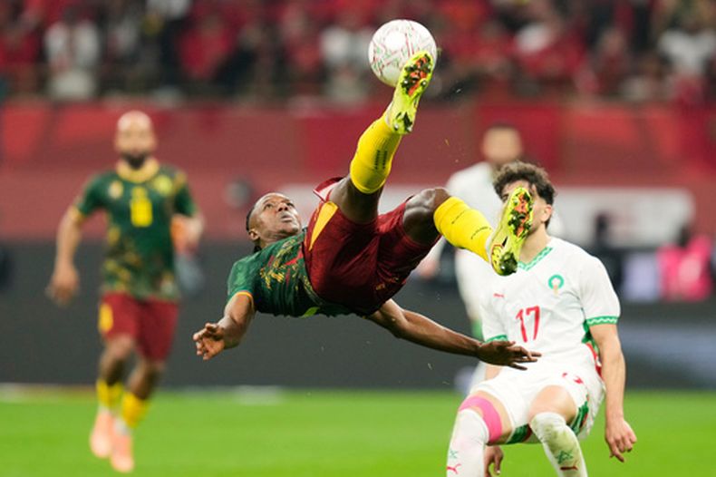 Che Malone, de Camerún, se lanza de chilena en el partido de cuartos de final de la Copa Africana ante Marruecos, el viernes 9 de enero de 2026 (AP Foto/Mosaab Elshamy)