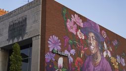 Mural que representa a Hattie Moseley, activista en favor de los derechos civiles de Springfield y figura muy importante para combatir la segregación en la Escuela Secundaria Fulton, en el edificio WesBanco de East Main Street en Springfield, Ohio, el lunes 16 de septiembre de 2024. (AP Foto/Jessie Wardarski)
