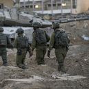 Soldados israelíes realizan una operación en la Franja de Gaza, 8 de noviembre de 2023. La Casa Blanca dijo el jueves 9 de noviembre de 2023 que Israel ha aceptado declarar pausas humanitarias de cuatro horas diariamente en su asalto a Hamas en el norte de Gaza.(AP Photo/Ohad Zwigenberg)