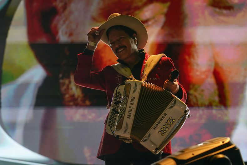 Javier Ríos, acordeonista de la banda mexicana Los Invasores de Nuevo León durante su concierto en el festival Arre en la Ciudad de México el domingo 8 de septiembre de 2024. (Foto AP/Felix Marquez)