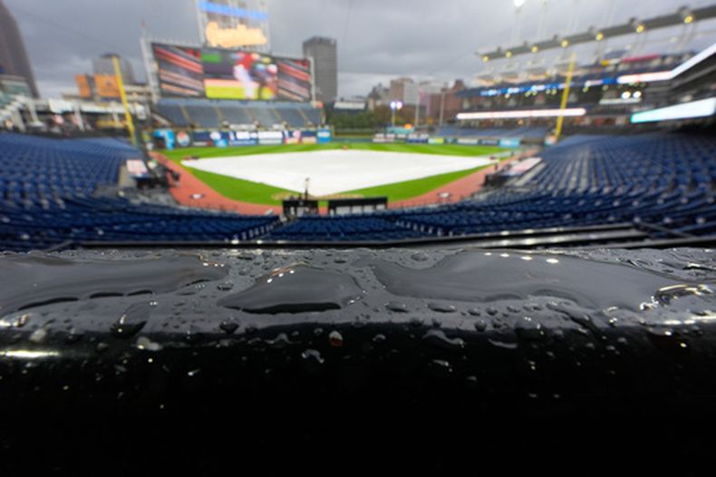 La lluvia se abate sobre el parque antes de la posposición del cuarto juego de la Serie de Campeonato de la Liga Americana entre los Rays de Tampa Bay y los Guardianes de Cleveland, el viernes 16 de octubre de 2026 (AP Foto/David J. Phillip)