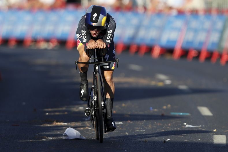 El esloveno Primoz Roglic al final de la primera etapa de la Vuelta a España en Oeiras, Portugal, el sábado 17 de agosto de 2024. (AP Foto/Pedro Rocha)
