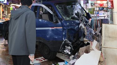 El camión que arrolló a personas en un mercado en Bucheon, Corea del Sur, el 13 de noviembre del 2025. (Lim Soon-suck/Yonhap via AP)