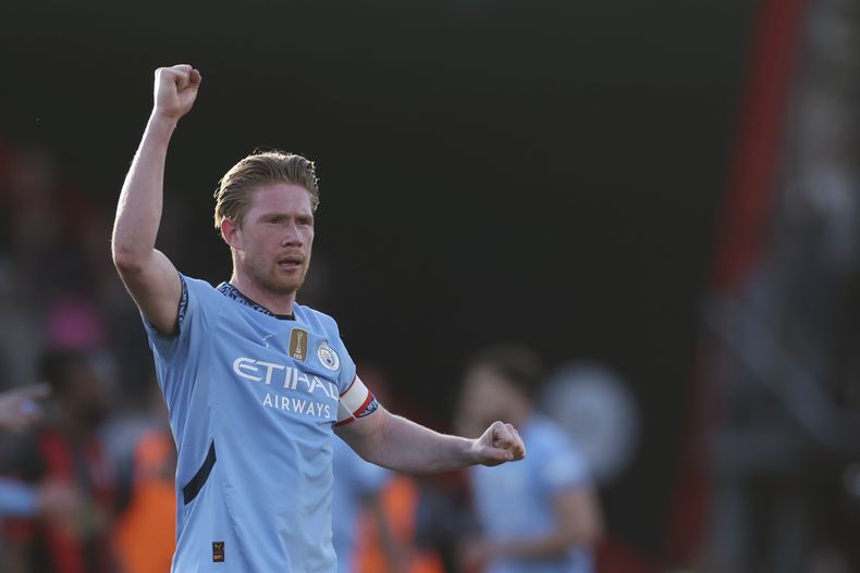 Kevin De Bruyne celebra al cabo de la victoria ante Bournemouth en los cuartos de final de la Copa FA, el domingo 30 de marzo de 2025, en Bournemouth. (AP Foto/Ian Walton)