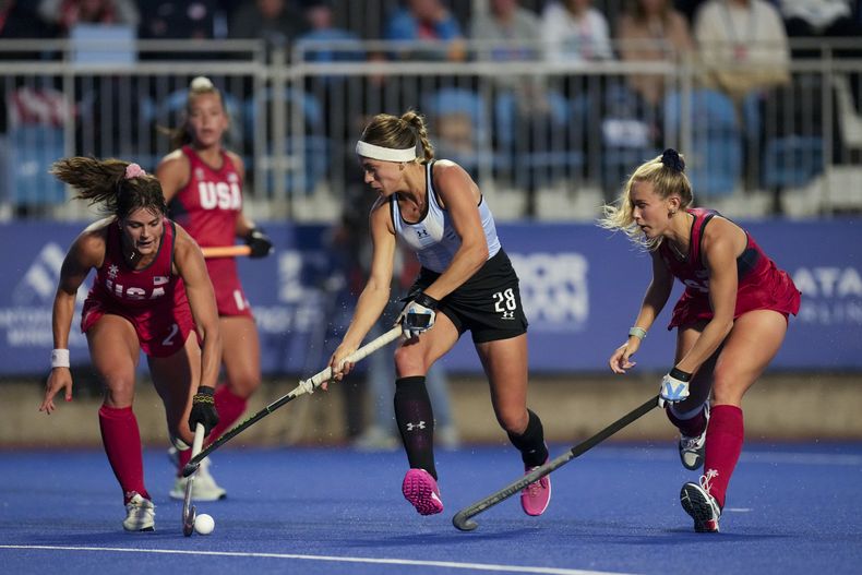 Meredith Sholder, a la izquierda, y Danielle Grega, a la derecha, de Estados Unidos, disputan la boche con Julieta Jankunas de Argentina, durante el partido por la medalla de oro del hockey sobre césped de los Juegos Panamericanos en Santiago, Chile, el sábado 4 de noviembre de 2023. (AP Foto/Dolores Ochoa)