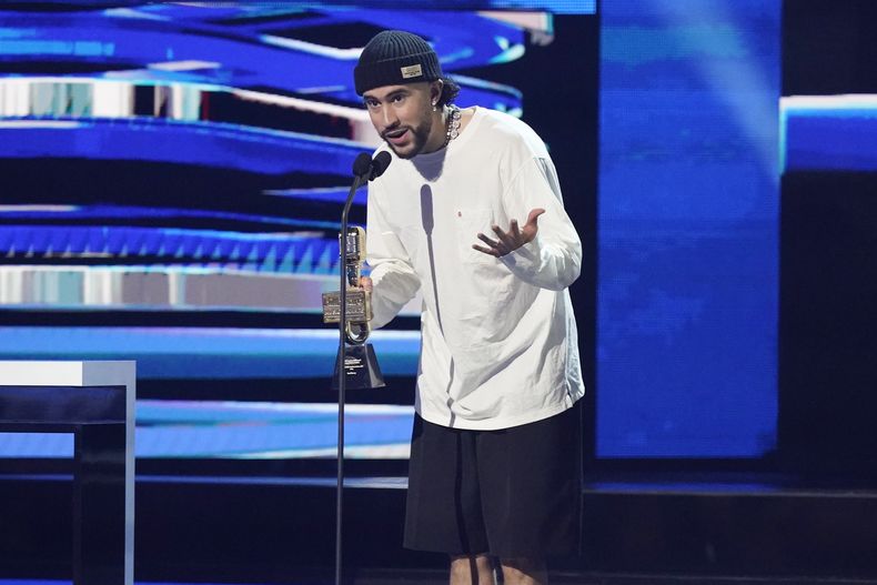 Bad Bunny recibe el premio Global 200 Latin artista del año en los Premios Billboard de la Música Latina el jueves 5 de octubre de 2023, en Coral Gables, Florida. (Foto AP/Marta Lavandier)