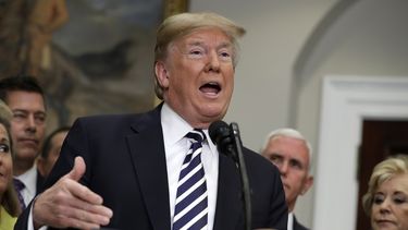 Trump promulga ley que elimina regulaciones financieras