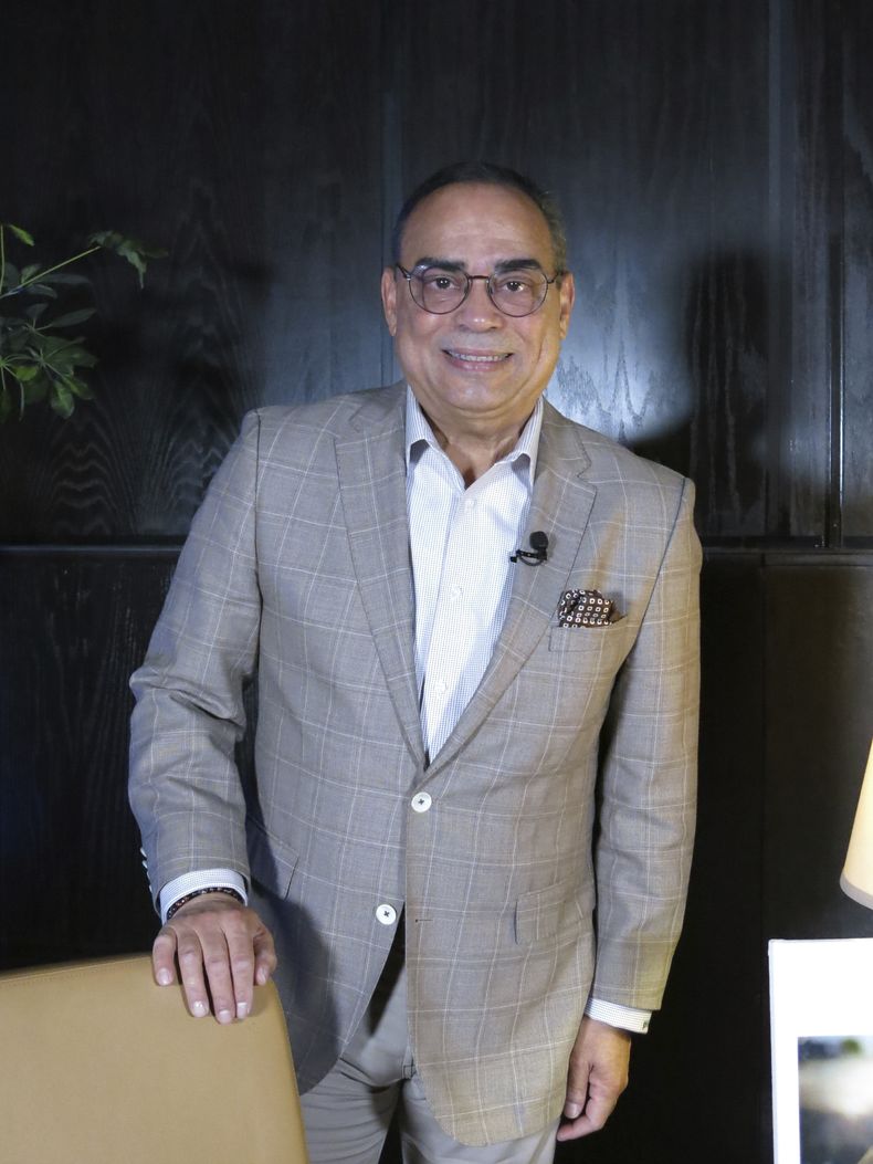 El cantante Gilberto Santa Rosa posa durante una entrevista para promover su álbum Debut y segunda tanda Vol. II, en la Ciudad de México, el martes 29 de octubre de 2024. (Foto AP/Berenice Bautista)
