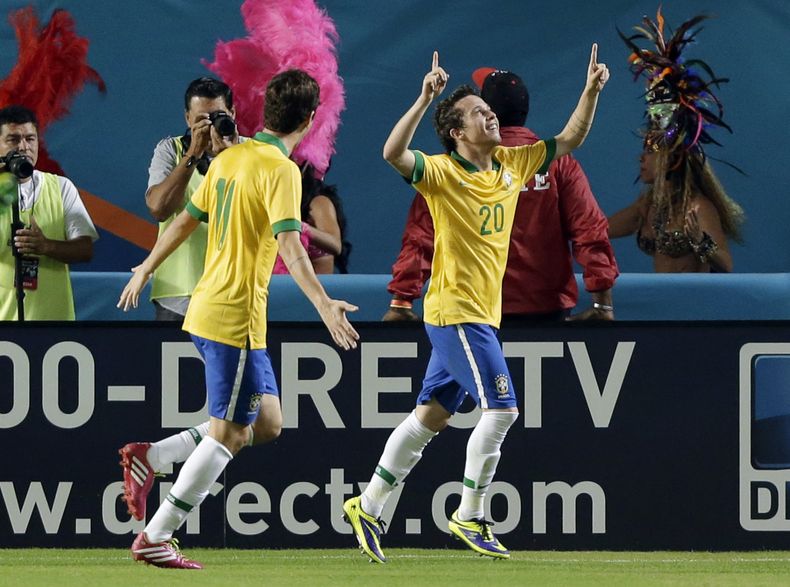 Bernard, delantero de la selecci&oacute;n brasile&ntilde;a, festeja su gol con el volante Oscar, durante el partido amistoso contra Honduras, realizado el s&aacute;bado 16 de noviembre de 2013, en Miami Gardens, Florida (AP Foto/Wilfredo Lee)