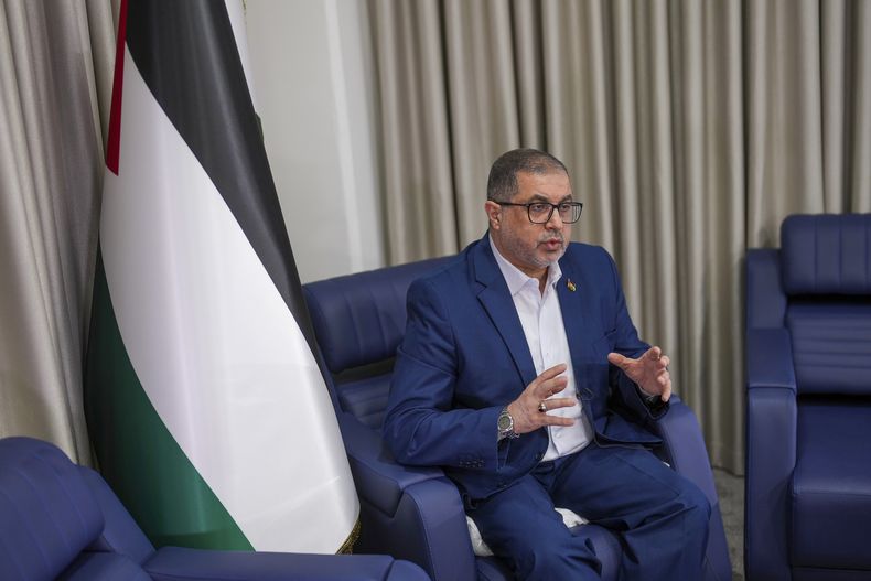 Bassem Naim, funcionario del ala política de Hamás, en entrevista en Estambul, Turquía, el 5 de diciembre de 2024. (AP Foto/Francisco Seco)