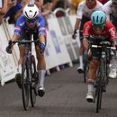 Jasper Philipsen (izquierda) adelanta a Caleb Ewan para ganar la cuarta etapa del Tour de Francia, el martes 4 de julio de 2023, en Nogaro, Francia. (AP Foto/Daniel Cole)