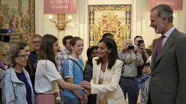 Los reyes de España, Letizia (centro derecha) y Felipe VI (derecha), saludan a turistas durante la inauguración de una exposición sobre el 10mo aniversario del inicio de su reinado, en el Palacio Real, en Madrid, el 20 de junio de 2024. (AP Foto/Bernat Armangue, Pool)
