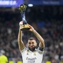 Karim Benzema del Real Madrid alza el trofeo de campeón del Mundial de Clubes previo al partido contra Elche en la Liga española, el 15 de febrero de 2023. (AP Foto/Manu Fernández)
